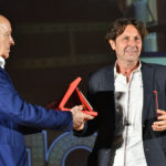Franco Mariotti premia lattrezzista Riccardo Passanisi per la fiction IL NOME DELLA ROSA