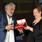 il tecnico di Eff. Speciali Roberto Ricci premiato da Cristina Priarone presidente della Filmcommission Nazionale per la Fiction ROSI ABATE 2